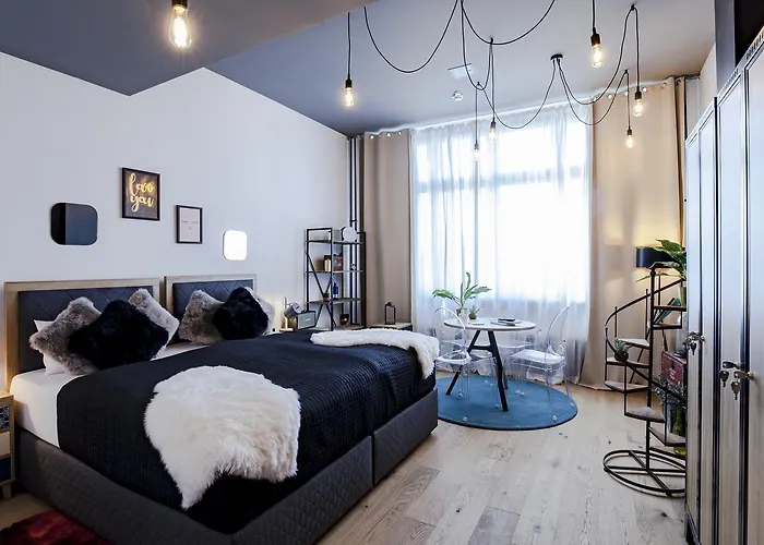 Hostal P182 Hidden *